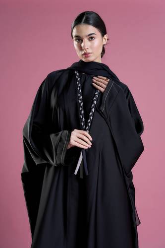 عبايه كريب اسود مع فستان داخلي 
