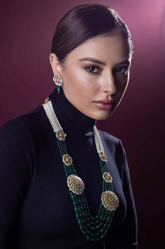 طقم من الاحجار الكريمه