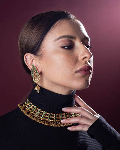 طقم مطلي ذهب مع الاحجار الطبيعيه