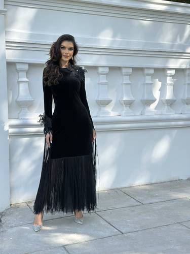فستان أسود من قماش مخمل يتمدد مرفق معاه تنورة داخليه من التل AD0411