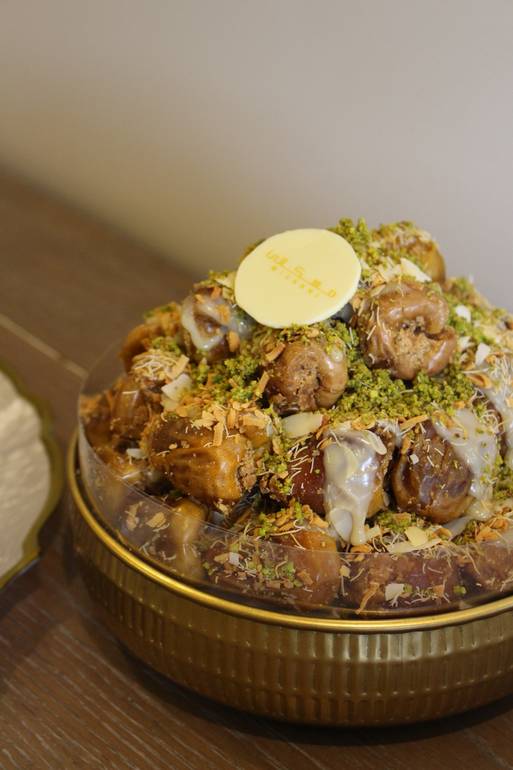 صينية تمر محشي ذهبيه