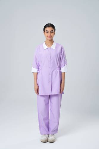 يونيفورم عاملات باللون الموف الفاتح