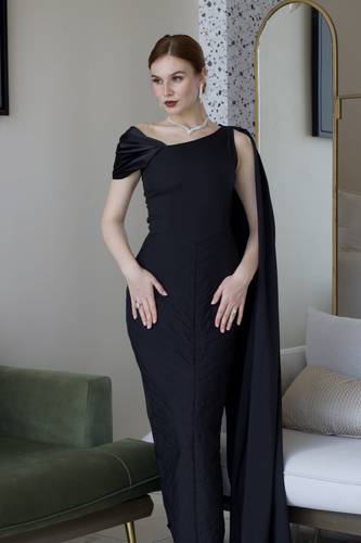 فستان باللون الأسود الكلاسيك.