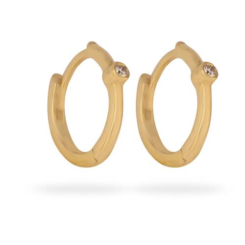 A solitaire earring with a diamond in the middle