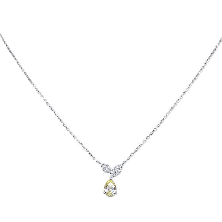 تعليقة ألماس  على حجر أحمر