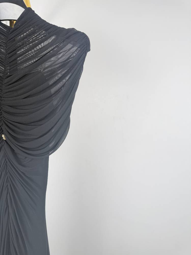 فستان سهرة أسود طويل مزموم بكاب علوي شفاف