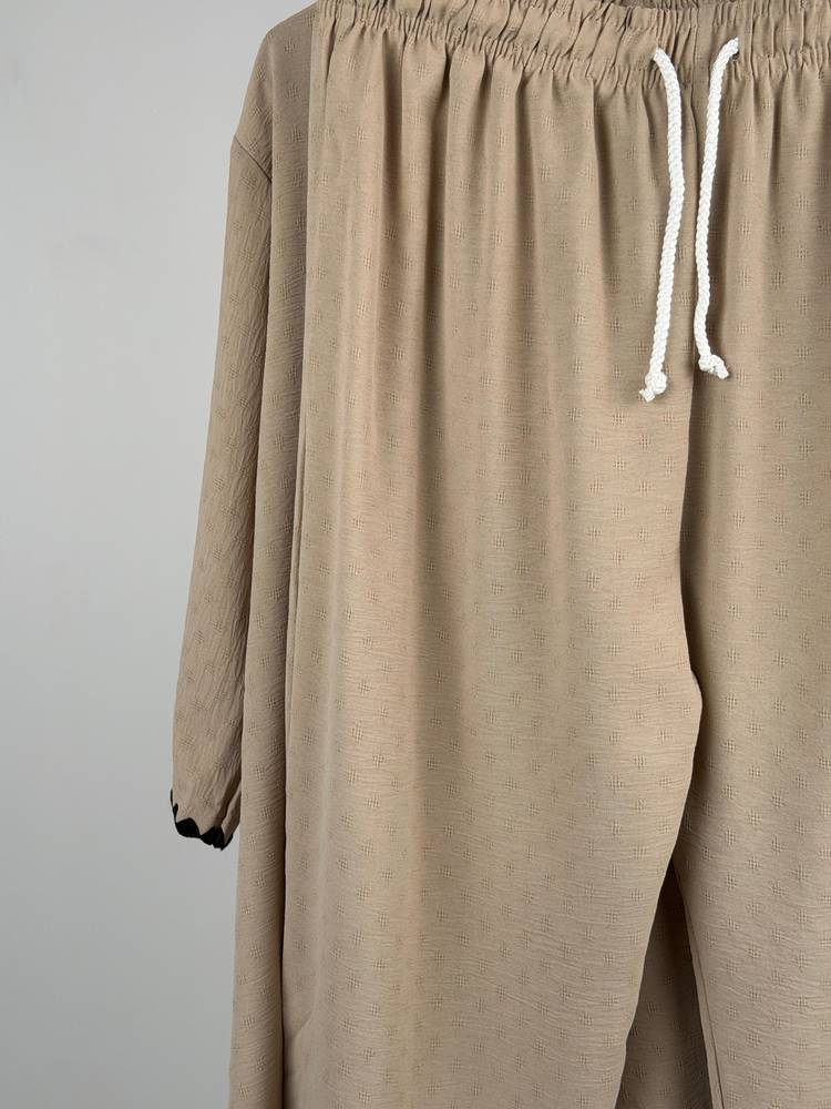 طقم كاجوال عصري 3 قطع (جاكيت + بنطلون + تيشيرت) بتفاصيل هندسية - بيج