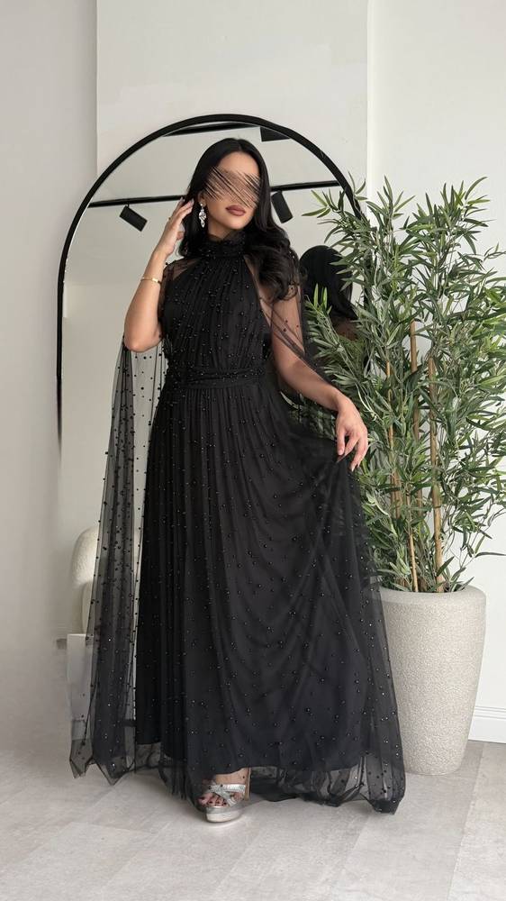 فستان سهرة أسود فاخر مطرز باللؤلؤ مع كاب ملكي مدمج