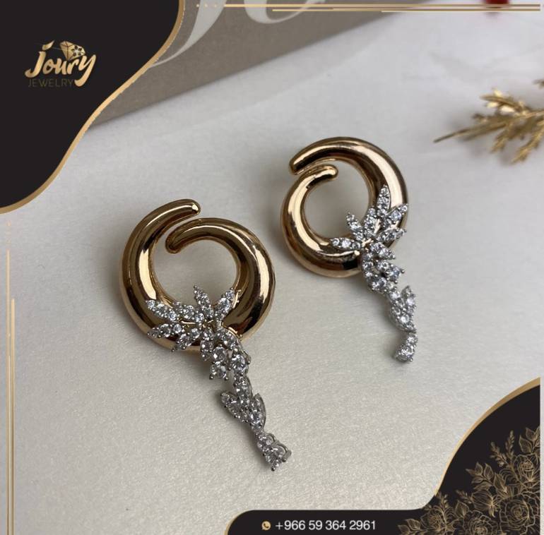  حلق بتصميم الالماس ذهب عيار 18