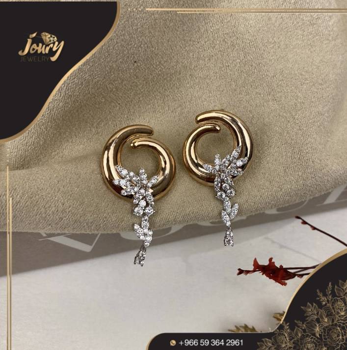  حلق بتصميم الالماس ذهب عيار 18