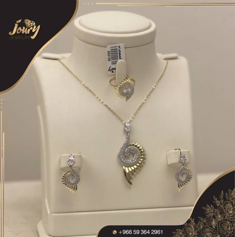 طقم مميز ذهب عيار 18 مكون من عقد-حلق -خاتم