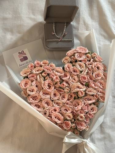 طقم قلوب مع باقه ورد على شكل قلب💗💗💗💗