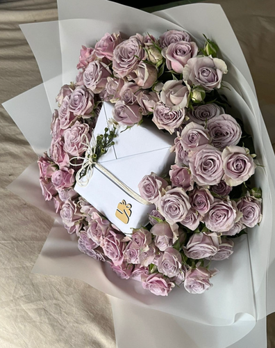باقه ورد مع كاميرا