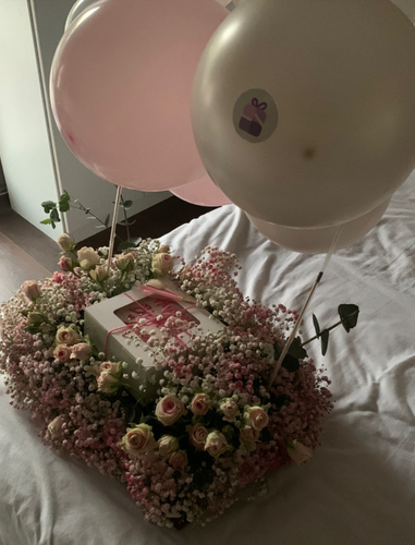 Balloon & cake with flowers