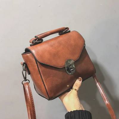 بو الجلود حقيبة الكتف Crossbody ، حقيبة يد مربعة صغيرة ، حقيبة رسول عادية ، الحقيبة كيس ، تصميم قفل ، العلامات التجارية ، الشتاء ، جديد