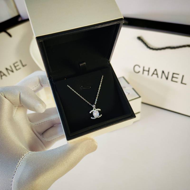 سلسال انيق من شانيل فضي ‏Chanel