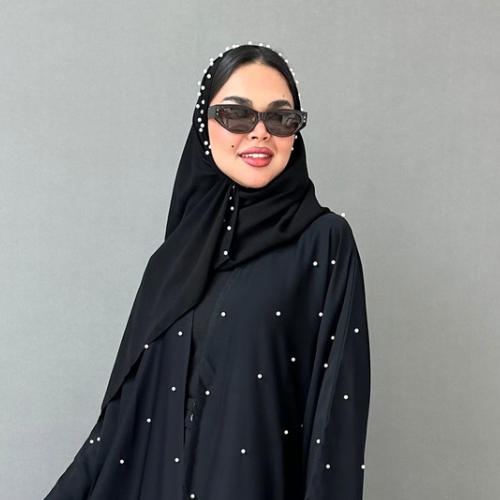 طرحة سوداء أنيقة بطرف مزين بلؤلؤ أبيض