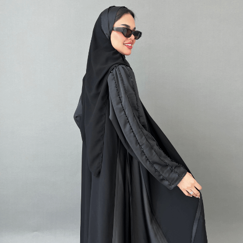 عباية كلوش بأكمام وجوانب باللون الأسود مع شك يدوي على الكتف (عباية فرح اسود)