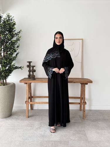 عباية كريب ملكي بتطريز ورود ملون على الأكمام مع شك (عباية دلال ملون)