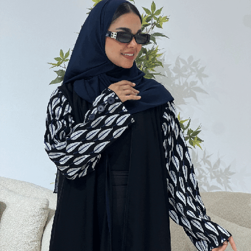 عباية ندى كوري بأكمام مطرزة باللون الكحلي والأبيض