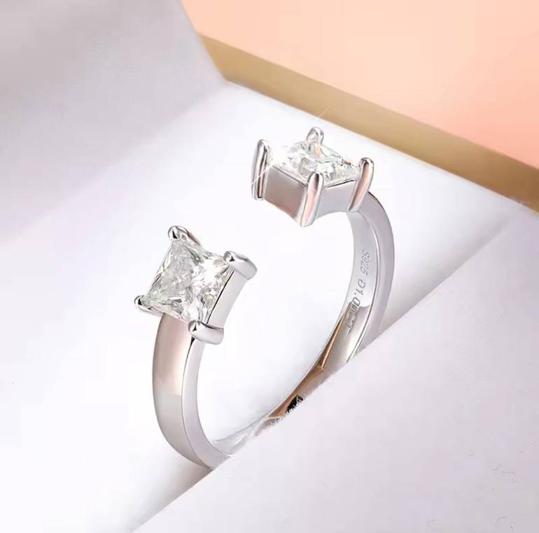خاتم مويسانيت مفتوح حجرين Princess Cut | فضة 925 مطلية ذهب أبيض 18K | قابل للتعديل