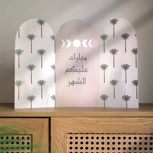 استاند ورقي للطاولة مع زينة جدارية . . بتصميم واحـــة ..