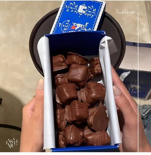 شوكلت بالشعيريه والكراميل والحليب المحموس