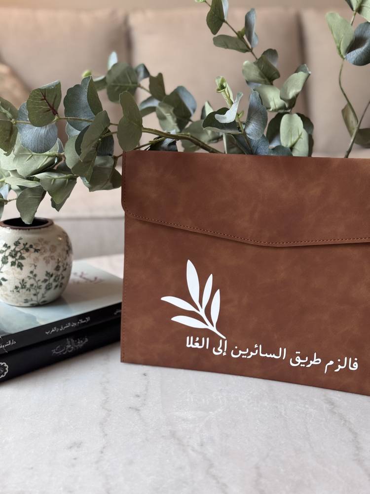 محفظة للأجهزة اللوحية "السائرين إلى العُلا"