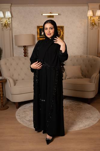 عباية سوداء بتصميم فاخر يجمع بين الأناقة والرقي
