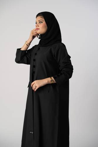 عباية سوداء بتصميم أزرار مخملية وجيوب أمامية