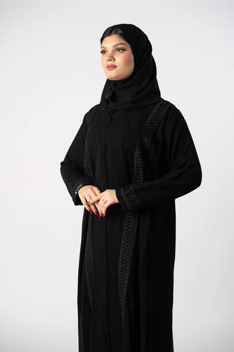 عباية سوداء مطرّزة بتفاصيل خياطة راقية