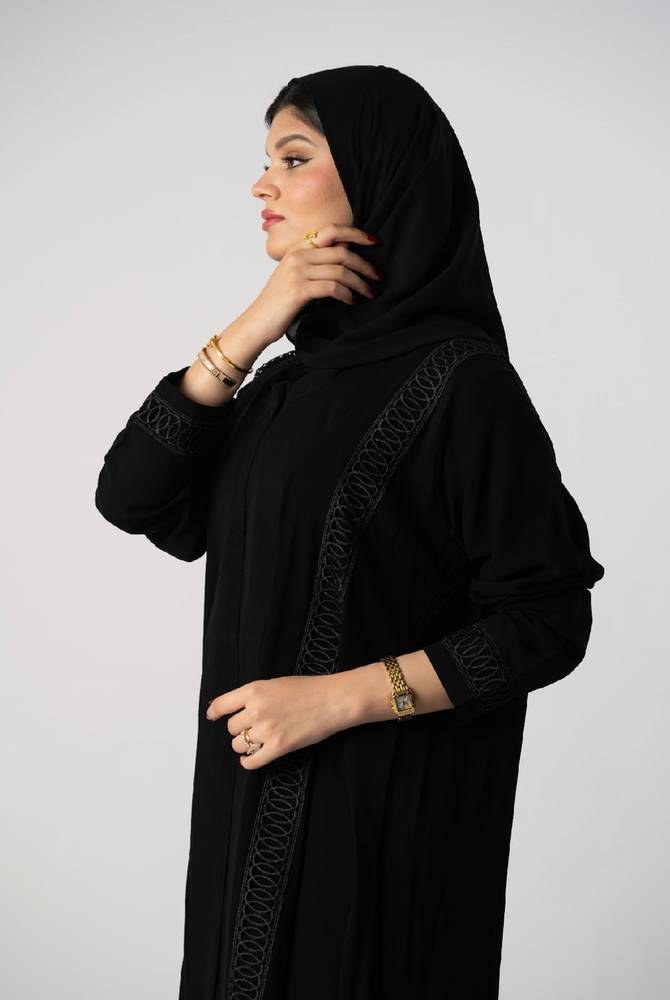عباية سوداء مطرّزة بتفاصيل خياطة راقية