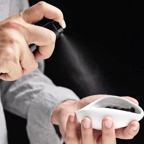 مجموعة أكواب جرعات سيراميك مع ملعقة لقياس القهوة والإسبريسو.