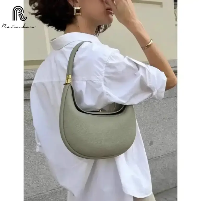 شنطة القمر الجلدية