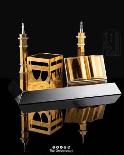 مجسم الكعبة المشرفة وكتاب الإهداء الفاخر