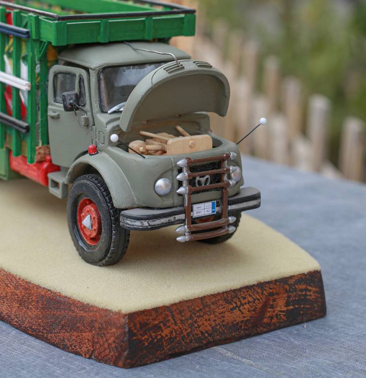 مجسم خشبي على شكل شاحنة منحوت يدوياً