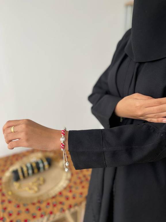 سوارة يد تحاكي البشت الحساوي