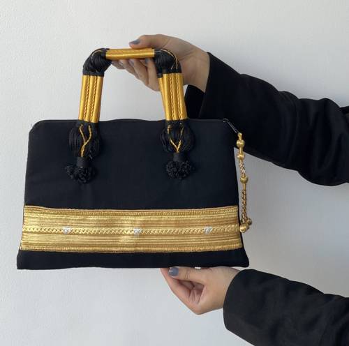 شنطة مستوحاة من البشت والعقال المقصب 