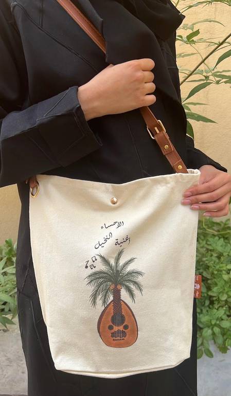 حقيبة قماشية "توت باق" برسوم تراثية بمسكة من الجلد 