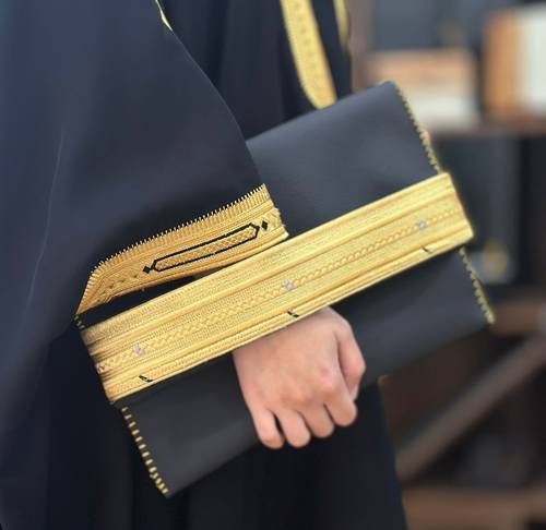 حقيبة بتصميم البشت 