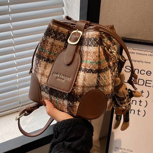 حقيبة كتف صغيرة مزودة بدلو ماء