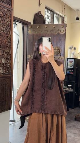 Sleeveless knitted vest