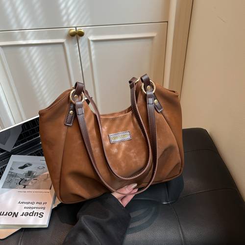 Large capacity underarm bag