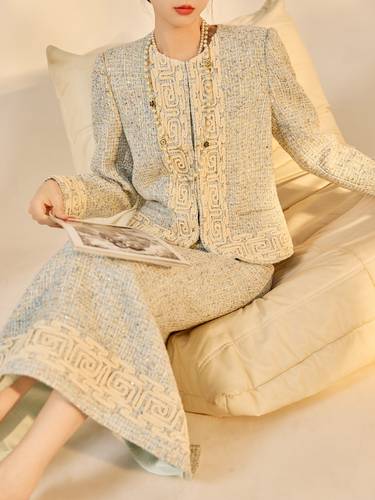 Luxury set consisting of a short jacket and skirt