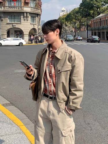 A simple and versatile zip-up jacket