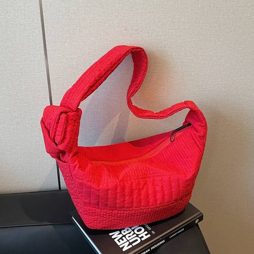 Dumpling-shaped crossbody bag for commuting