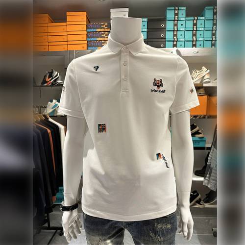short-sleeved T-shirt