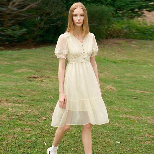 An elegant dress that accentuates the waist