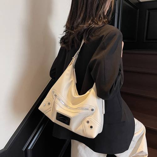 Stylish shoulder bag with pouch
