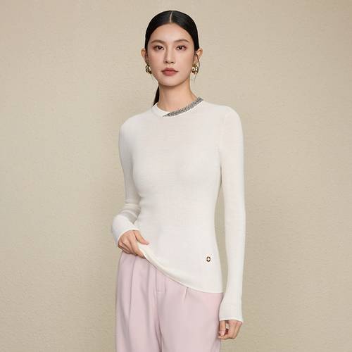 Ribbed wool sweater with a round neck